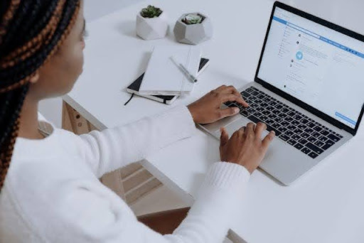 How much do a freelance web designers charge