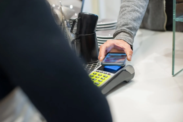 How to take payments on your phone - ComparedBusiness